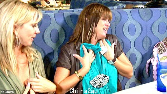 'Sky tops 是最初的 Jovani':在过去,粉丝们经常会看到像 Vicki Gunvalson (L) 和 Jeana Keough (R) 这样的 RHOC OG 对新的 Sky tops 奉承