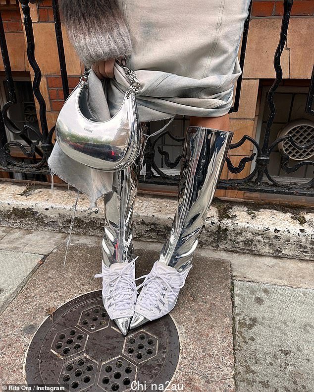Futuristic: The Anywhere 女歌手掀起裙子,露出一双耀眼的镜面及膝高筒靴,配以白色鞋带,同时拎着一个配套的手提包