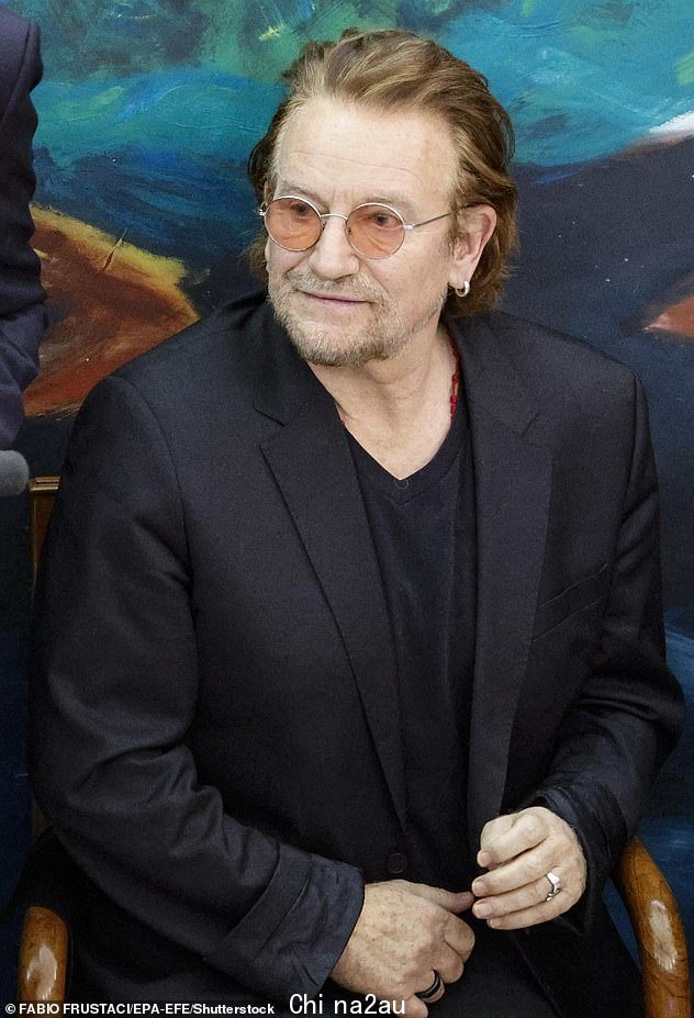 爱尔兰摇滚乐队 U2 的主唱 Bono 出席 2022 年 5 月 19 日在意大利罗马宗座厄巴尼亚纳大学举办的 Scholas Occcurrentes 国际运动启动仪式