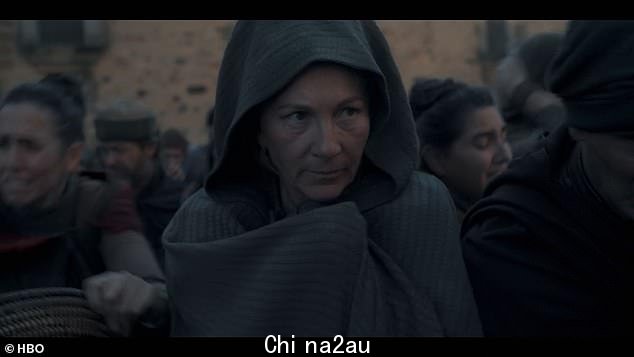 Separated: Arryk 告诉 Rhaenys 她必须离开城镇,但他们在城市的一大群人中分开了