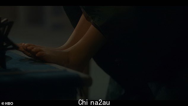 凝视:他告诉她,在红堡有一个“间谍网”在工作,她的父亲知道这一点,告诉她其中一个间谍是她的侍女塔莉亚,同时盯着她的脚