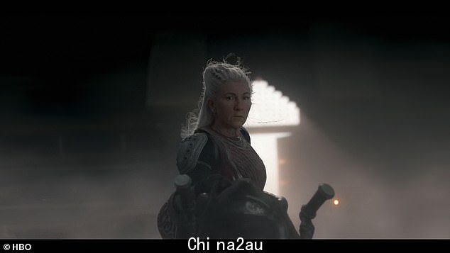 Rhaenys:当烟雾散去时……Rhaenys 出现在 Dragon 上,Alicent 走到 Aegon 面前保护他