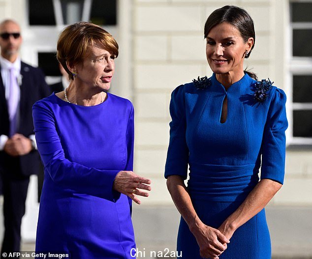 分享一个微笑：今天早些时候，这两位女士在柏林见面时被拍到进行了友好的交谈