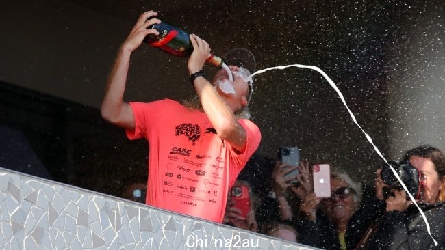 Champagne Shower for Brockmann 通过在澳大利亚跑步为无家可归者筹集了超过 150 万美元。图片:Richard Dobson