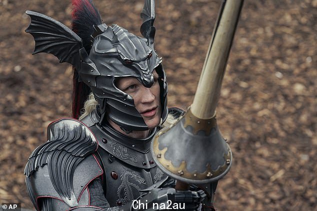 HBO Max 发布的这张图片显示,马特·史密斯在《龙之屋》的场景中扮演戴蒙·坦格利安王子,这是《权力的游戏》的前传