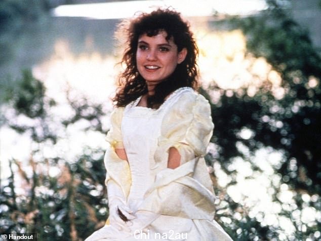Sigrid Thornton (如图) 出演了 All the Rivers Run,这是 Yeldham 改编自 Nancy Cato 于 1983 年为第七频道创作的小说