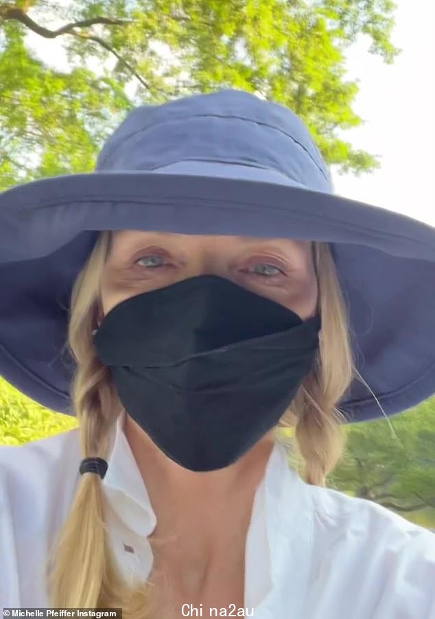 Lost? Michelle Pfeiffer 不介意周一在纽约中央公园迷路。这位 64 岁的女演员分享了一段她在著名地标上漫游的视频,展示了她的一些新的发现”c lass=
