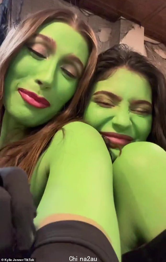 Spooky season: Hailey 和她的好朋友 Kylie Jenner 穿着女巫服装走到外面去抢披萨,披萨被分享到了真人秀的 TikTok 页面