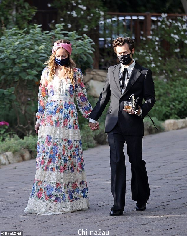 Harry 和 Olivia 于 2021 年 1 月 2 日在加利福尼亚州 Montecito 的 San Ysidro Ranch 首次以情侣身份参加 Harry 经纪人的婚礼后成为头条新闻