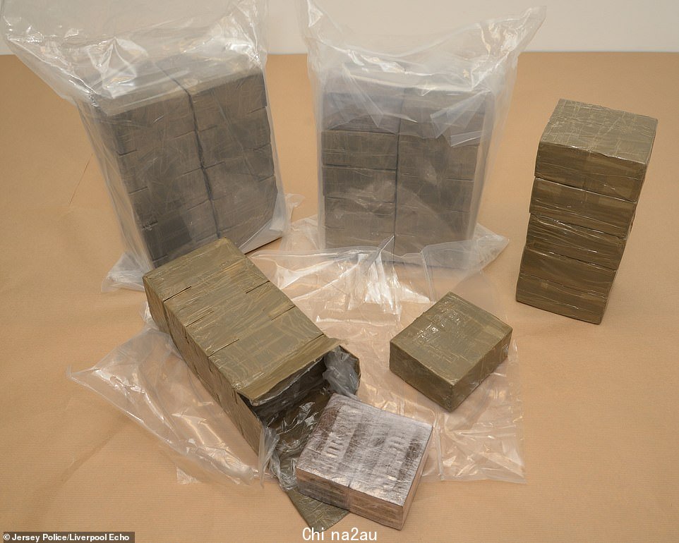 Warren 于 2009 年因卑鄙的计划将 100 万英镑的大麻走私到泽西岛而被判入狱。上图:警方缴获的一些毒品
