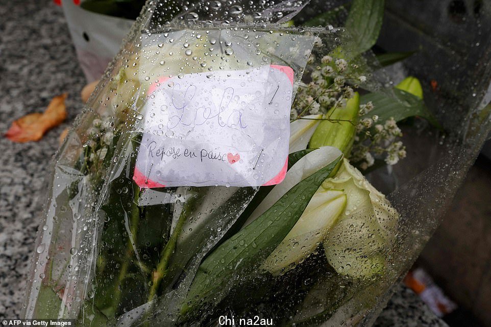 一条消息写着'Lola,安息吧',还有她死后三天在学校外展示的一束鲜花