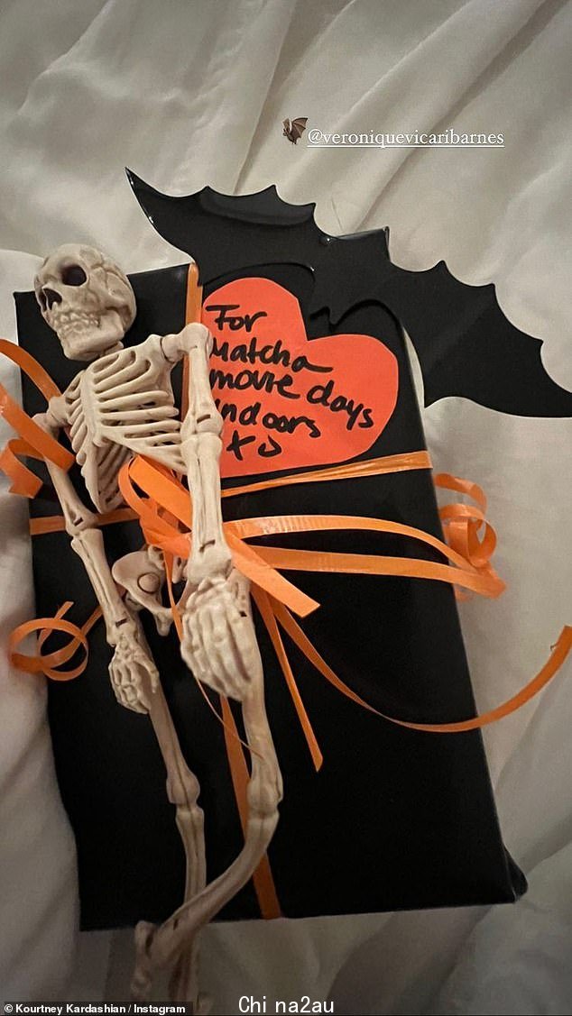 Spooky look: 上周 Kourtney 分享了这张骨架图片