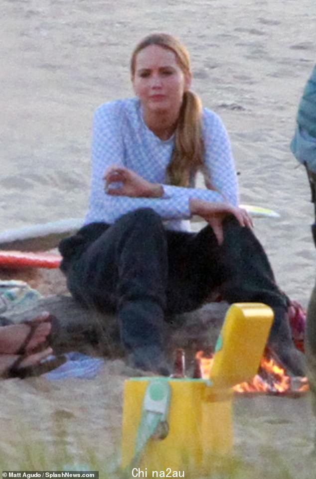 戏剧性时刻:32 岁的詹妮弗·劳伦斯 (Jennifer Lawrence) 周日在长岛蒙托克 (Montauk) 的海滩上为她的喜剧《No Hard Feelings》拍摄场景时看起来很阴沉