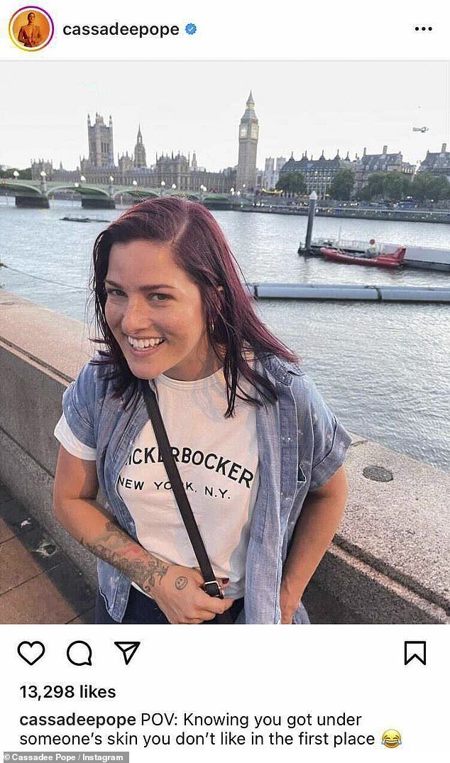 POV:Cassadee 还在 Instagram 上分享了一张她自己的照片,并说“POV:知道你一开始就不喜欢某人的皮肤”