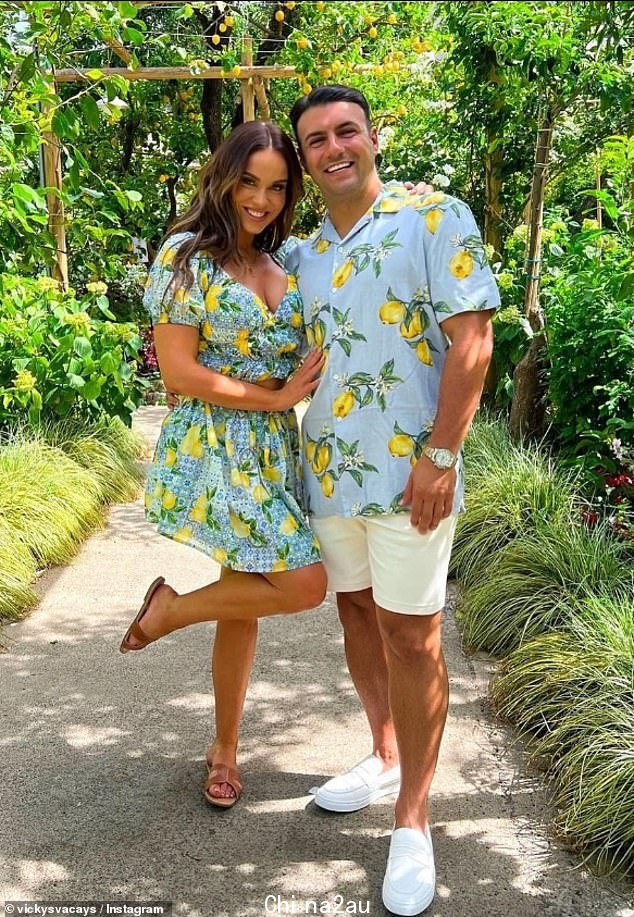 浪漫假期:Vicky 和她的未婚夫 Ercan p ose 在米科诺斯度假时穿着可爱的柠檬印花服装