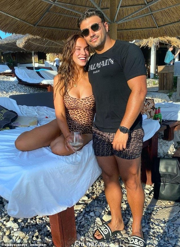Lovebirds: 其他照片显示 Vicky 爱上了她的男友 Ercan,因为他们一起享受浪漫之旅