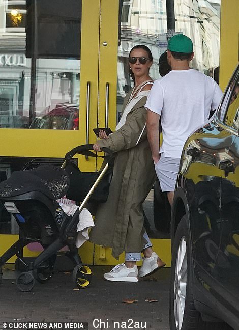 微笑:一家人在咖啡馆门口笑着和 35 岁的克里斯开玩笑,表现得很好
