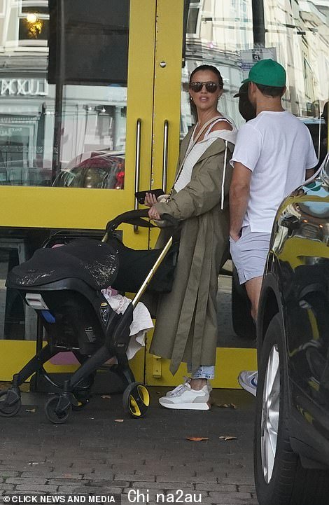 这里不用担心!这位前加冕街明星被拍到拥抱这位 35 岁的 EastEnders 女演员,他在上周四在伦敦举行的国家电视颁奖典礼上在 ITV 肥皂剧期间遇到了她“class=
