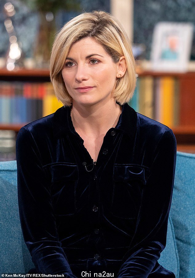 告别:40 岁的朱迪·惠特克 (Jodie Whittaker) 在《神秘博士》(Doctor Who) 片场的最后一天大部分时间都在流泪,这位明星说她对离开“我做过的最好的工作”感到沮丧” class=
