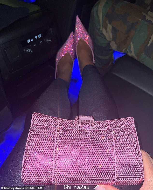 Pretty in:她搭配闪亮的粉色高跟鞋和 Balenciaga 手拿包,为深色紧身套装增添了一抹亮色,这是 Kim 最近的首选设计师