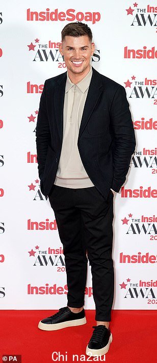 小伙子们! Kieron Richardson、Joe-Warren Plant 和 Matthew James Bailey 在晚上看起来都很严肃