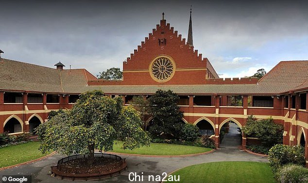 老师来自墨尔本的苏格兰学院(上图)在 12 年级的捣蛋事件出错后住院” class=
