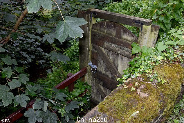 在德文海岸附近发现了一个虔诚的基督徒的无头尸体,在她夹克口袋里的一张纸片上写着圣经引述,法庭听到了