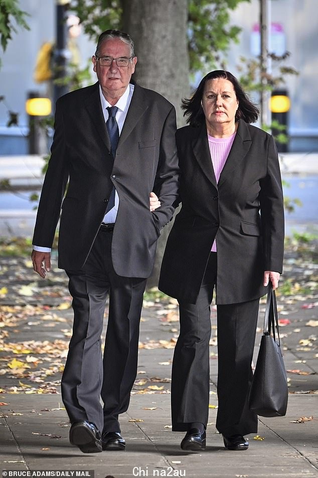 Susan 和 John Letby 周五抵达曼彻斯特刑事法庭。他们在整个审判过程中一直支持他们的女儿