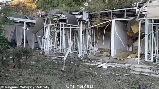 Mykolaiv 市的一个花卉市场也被炸毁(如图),正如 Zelesnky 问道:“俄罗斯人在这些和平设施上袭击了什么?”