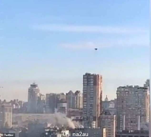 俄罗斯发射的伊朗制造的自杀式无人机周一在基辅的街道上进行俯冲轰炸,克里姆林宫加大了对乌克兰城市的攻击力度