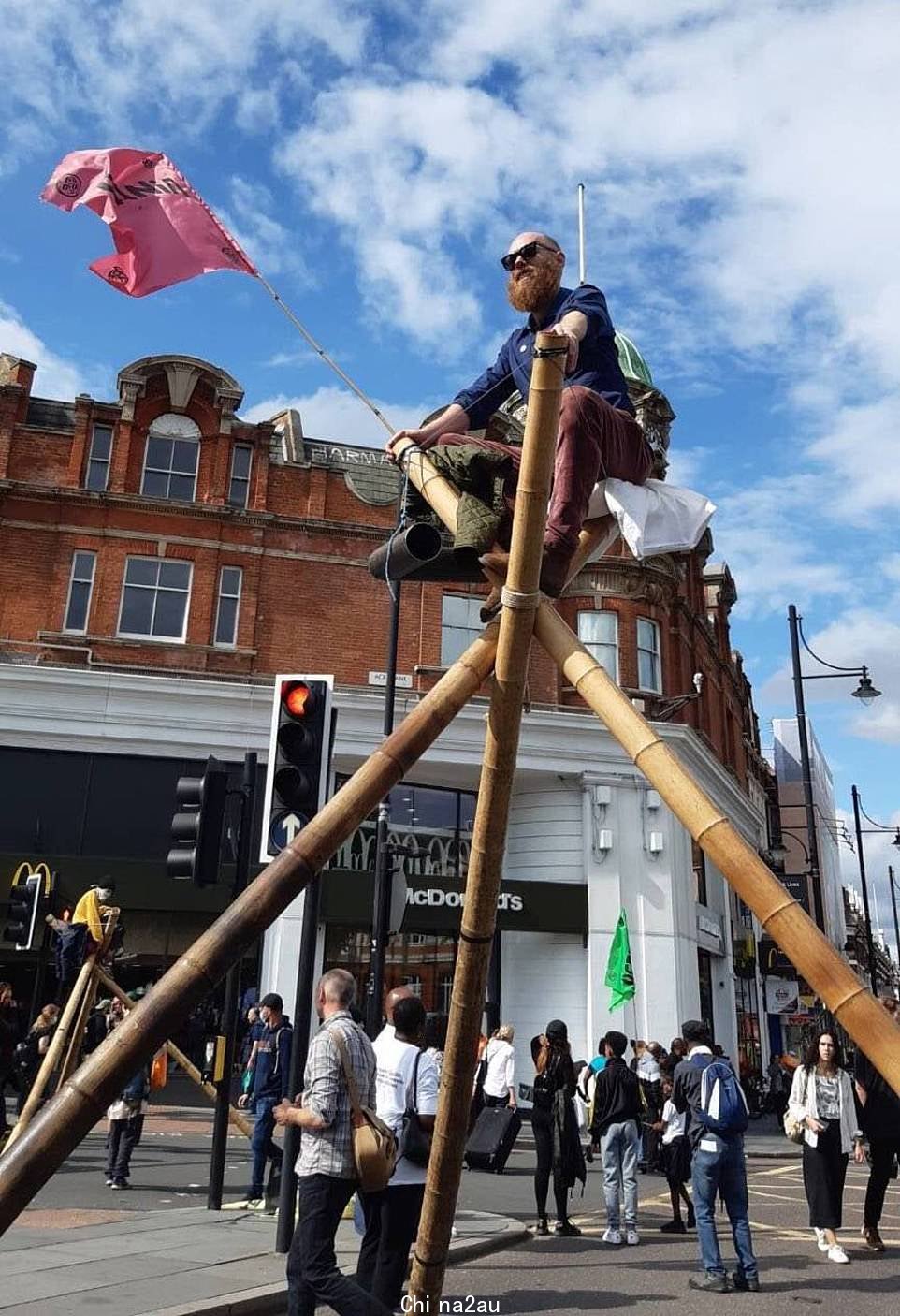 土木工程师吹嘘要建造竹结构,以供灭绝叛乱等团体在抗议活动中使用