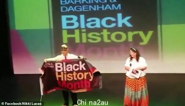 他后来在伦敦东部的活动上发表演讲时展开了黑人历史月的旗帜