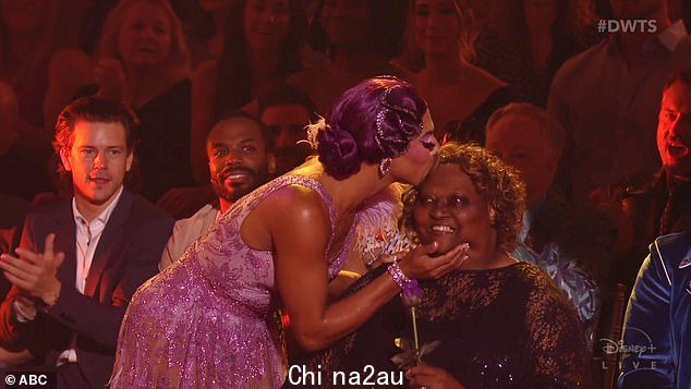 甜蜜之吻:Shangela 说完就拥抱了他的妈妈,亲了她