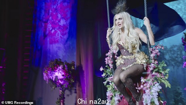 Swinger:花卉和雪纺垂坠的秋千看起来非常类似于俄克拉荷马州出生的金发女郎在 Randee St. Nicholas 执导的 Ghost Story 音乐录影带中栖息的那个