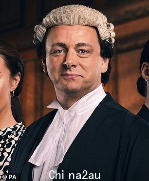 他来了!与此同时,Michael Sheen 在第一张照片中占据了中心位置