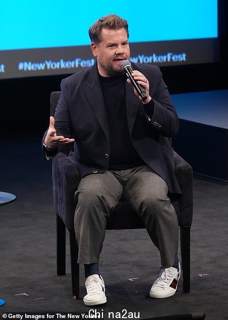  Corden 于 10 月 9 日在 SVA 剧院举行的 2022 年纽约人节期间左图，被 Balthazar 的老板 Keith McNally 称为“小白痴”，右”class=