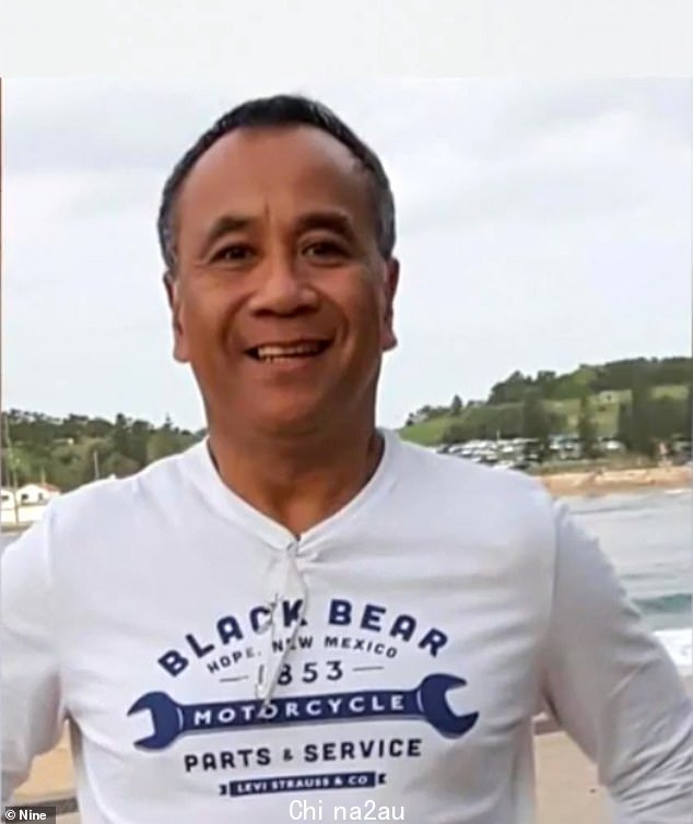 Ray Barrago,60 多岁,在他位于悉尼西部布莱克敦的家中逃离火灾,但回到大火中他的母亲 Kora,80 多岁,周一凌晨 5 点左右房子着火后