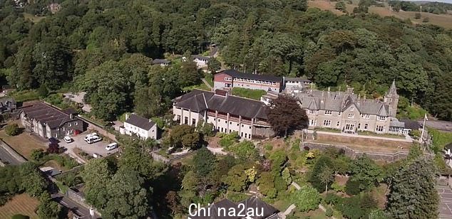 法国出生的 Pierre DaCosta Noble 于 11 月 9 日被发现在湖区著名的温德米尔学校被绞死。皮埃尔向同学 Fionnuala Ryan 吐露了恶霸的事g,后来也被发现死在家中” class=