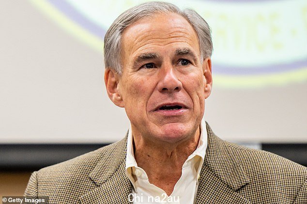 德克萨斯州州长格雷格·雅培 (Greg Abbott) 因其支持枪支的政策而受到严厉批评,父母称这使他们的孩子面临诸如 Uvalde 学校枪击事件的风险。雅培于 2021 年签署的新法律有助于在紧急情况下识别儿童身份,反对者称这是一种被动措施,而不是主动措施