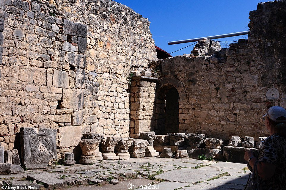 拜占庭式教堂在 8 世纪和 9 世纪也曾多次遭到破坏和修复。它也被淹没和掩埋，隐藏了数十年，直到 1956 年被重新发现