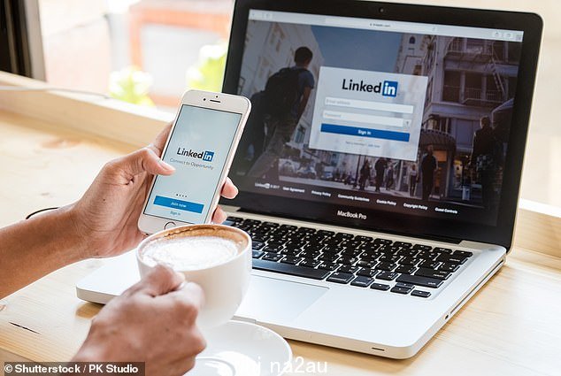 一些前英国皇家空军飞行员更加开放,在LinkedIn网站上详细说明了任务。上面使用了文件照片
