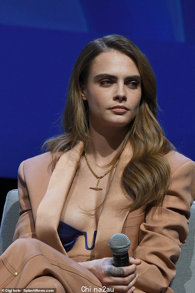Flawless: 这位女演员用中性色调的妆容完成了她令人惊艳的妆容,以增强她的自然美