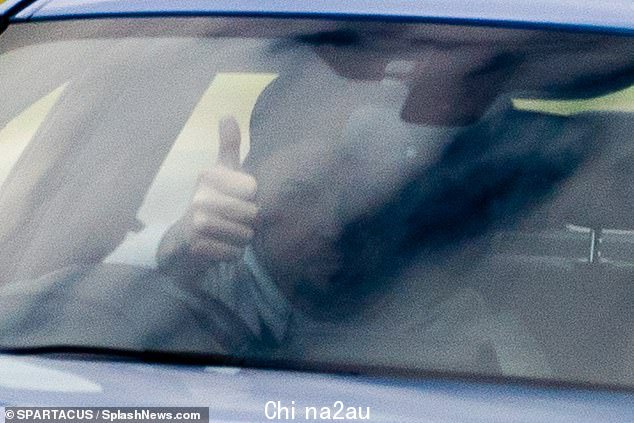 Jovial: 卡尔戴上帽子,一边开车一边竖起大拇指,记录显示该车的税款已逾期一个多月