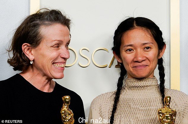 制片人 Frances McDormand 和 Chloe Zhao,2021 年 4 月 25 日在奥斯卡颁奖典礼上以游牧民族最佳影片奖获得者