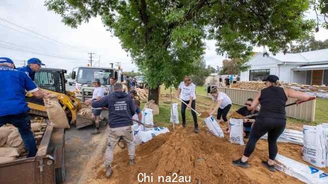 那些房屋没有被围墙保护的人已经成群结队地帮助社区保护市中心。图片:NCA NEwswire/Jason Edwards