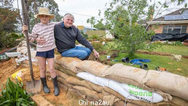 Ruby,11 岁,Grandfather Hugh,84 岁,帮助当地修建了旨在保护周围房屋的隔离墙。图片:NCA Newswire/Jason Edwards