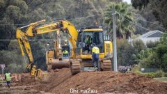 Echuca 居民担心“麻烦”，因为志愿者与 CFA 和 SES 合作建造“长城”以“阻止”墨累河上升