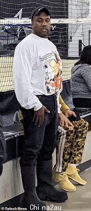 Kanye West 穿着他的 White Lives Matter t-shirt