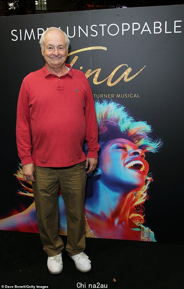 看起来很棒:Paul Gambaccini 穿着红色 polo 衫和卡其裤