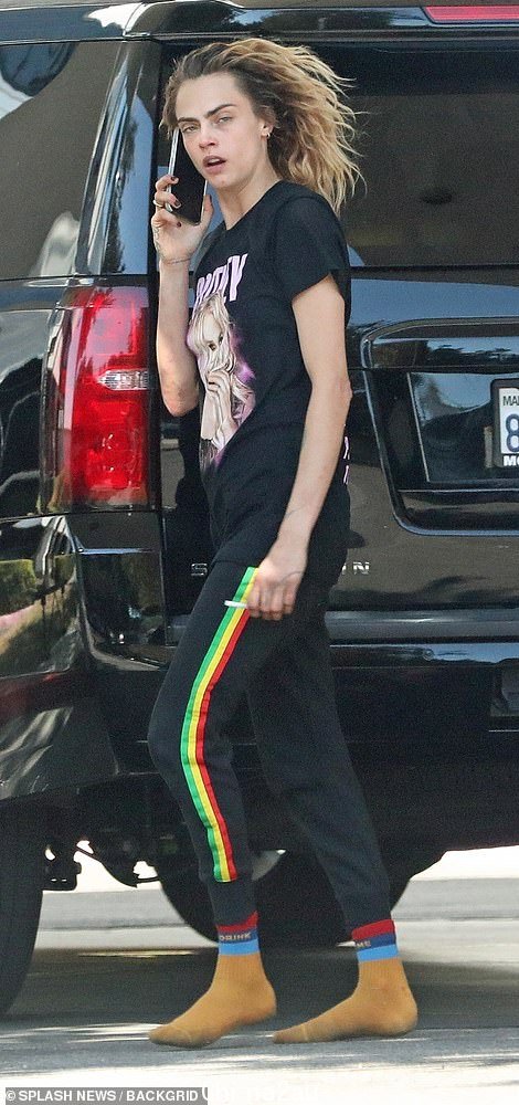 9 月 5 日:卡拉·迪瓦伊 (Cara Delevingne) 看起来容光焕发,因为她周一在戛纳电影节连续两次惊艳亮相 - 几周后,她出现在机场,看上去衣冠不整(如图),引发了人们的担忧。